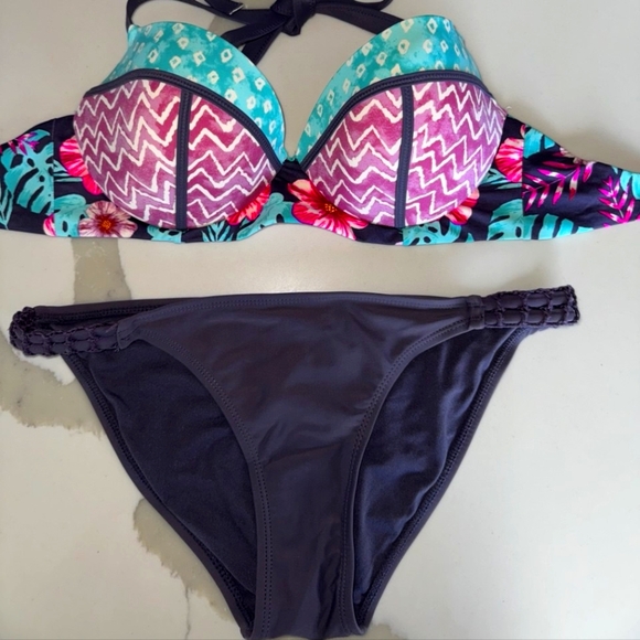 Bikini - Picture 1 of 1